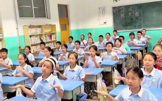 [图]原来凤凰传奇的歌，才是小学生称霸校园的神曲，曾毅看了都得点赞。