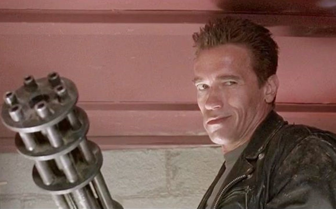 终结者:t800发现本命武器,施瓦辛格扛上加特林,视觉冲击啊