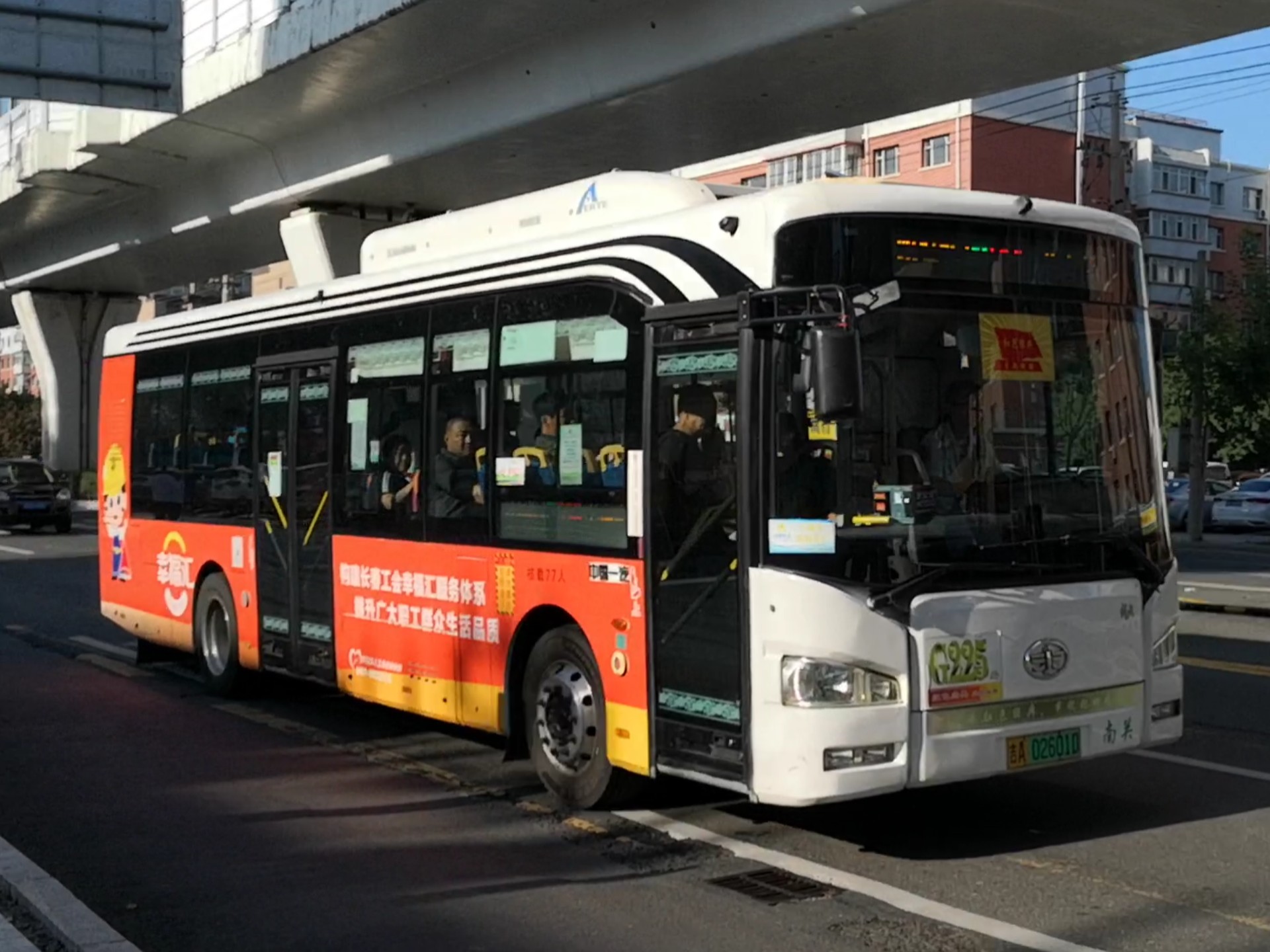 g225路已更换新版封尾广告的一汽ca6100urbev25型纯电动