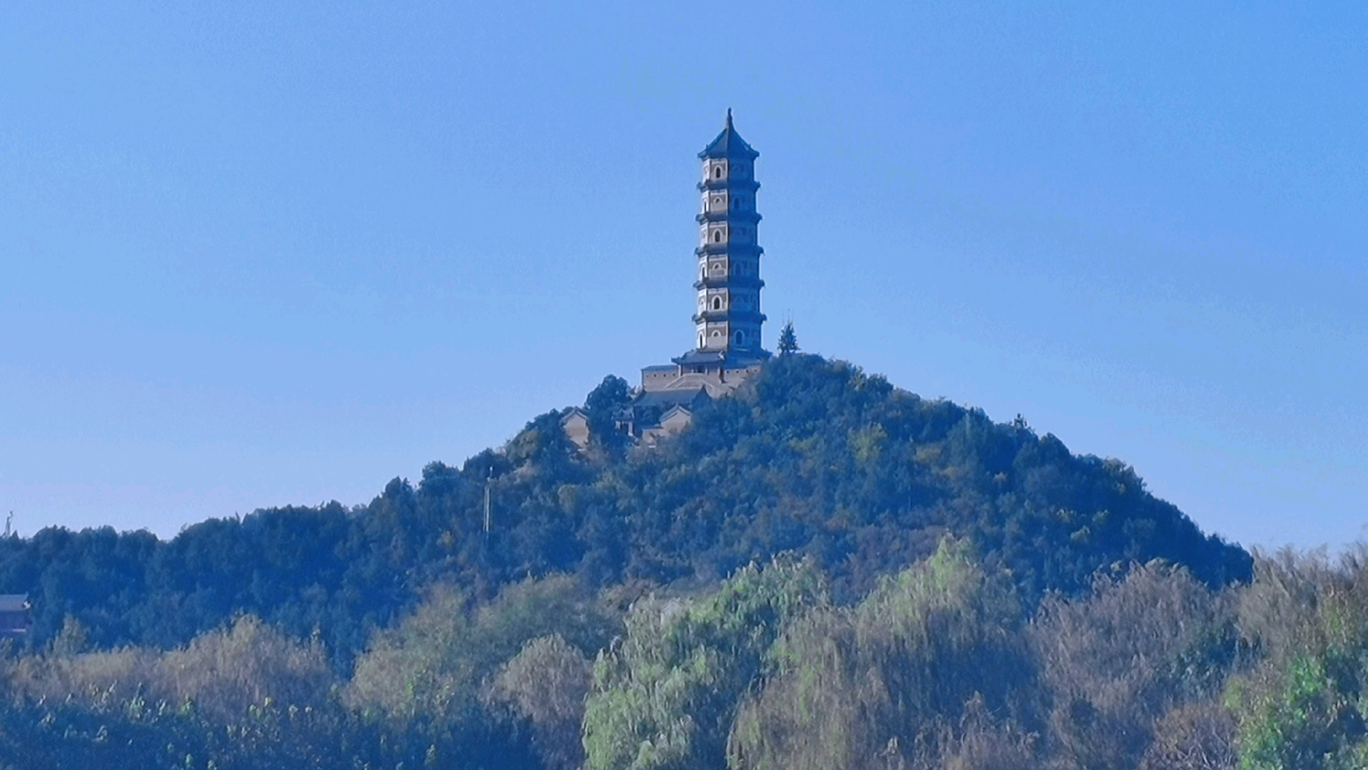 冬雨喷洒玉泉山好似大地春又回蓝天宝塔系远方金瓶似的小山上