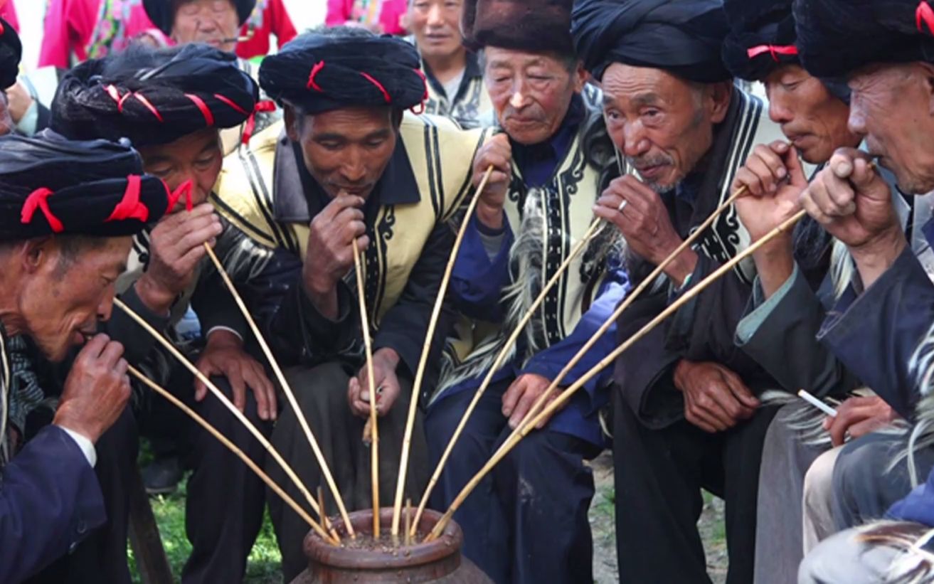 [图]这群老人家抢着用吸管喝酒？来中国古羌城体验不一样的饮酒之道！