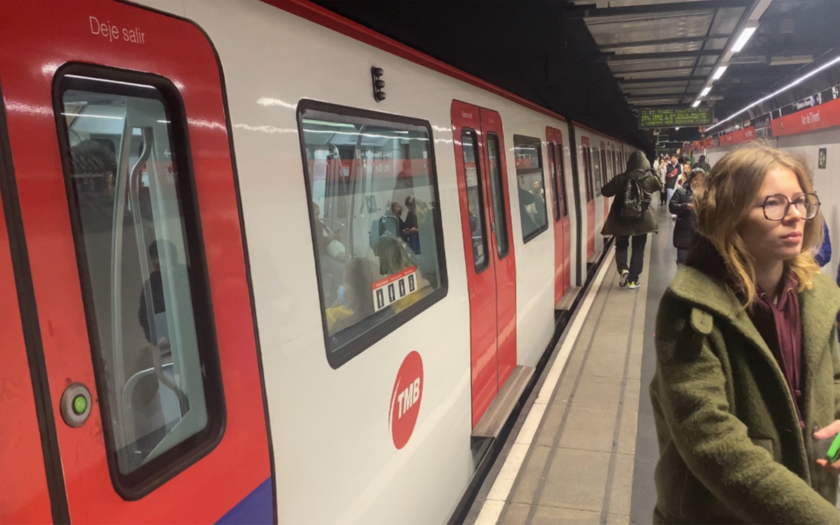 西班牙巴塞罗那地铁l1线列车出arc de triomf凯旋门车站