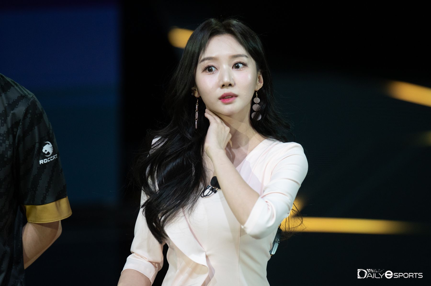 lck主持人尹秀彬cos女警