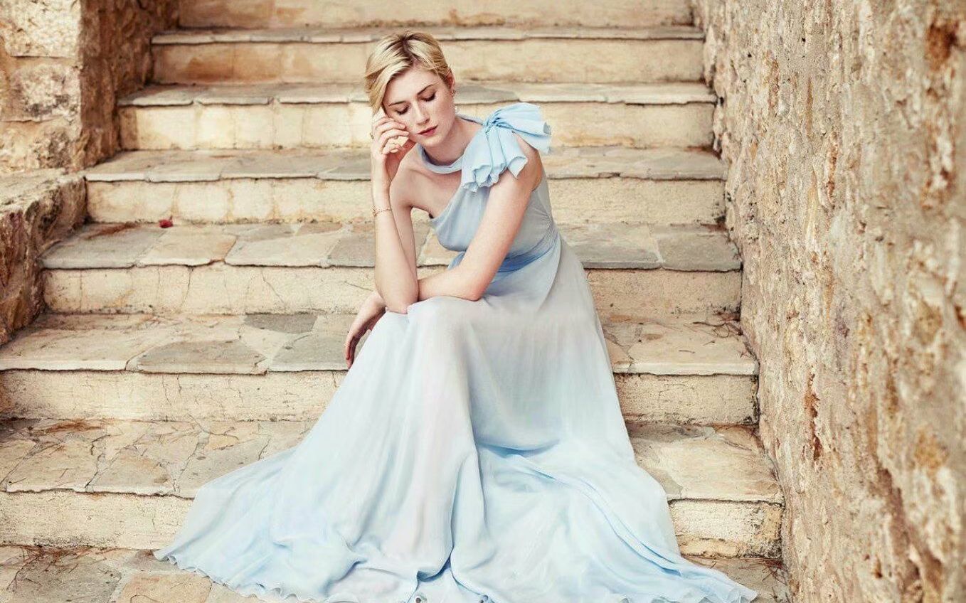 夜班经理长裙女神伊丽莎白德比茨基