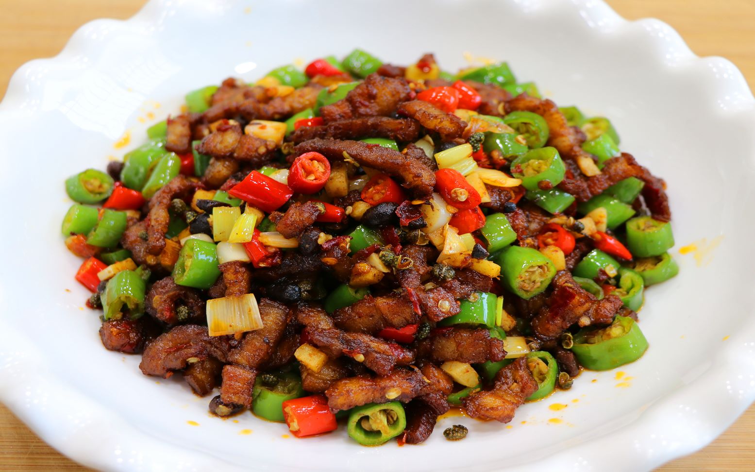 五花肉别再红烧了,川菜师傅教你独家秘制,香辣酥香还过瘾下饭