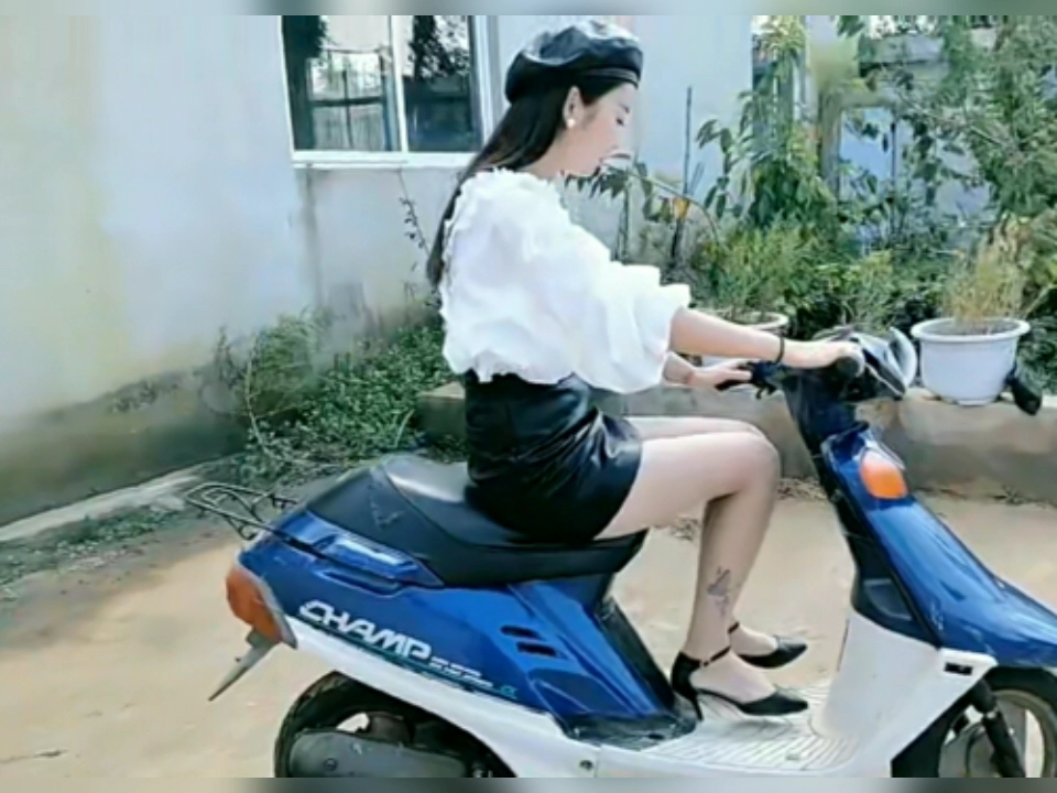 美女皮裙高跟鞋疯狂踩发轰油蓝色踏板摩托车
