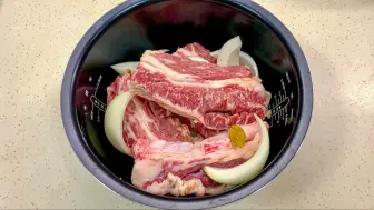 Скачать видео: 极简牛肉——电饭煲焗牛肋条