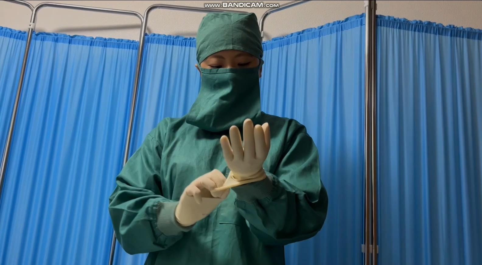 女医生佩戴手术手套准备给患者检查.