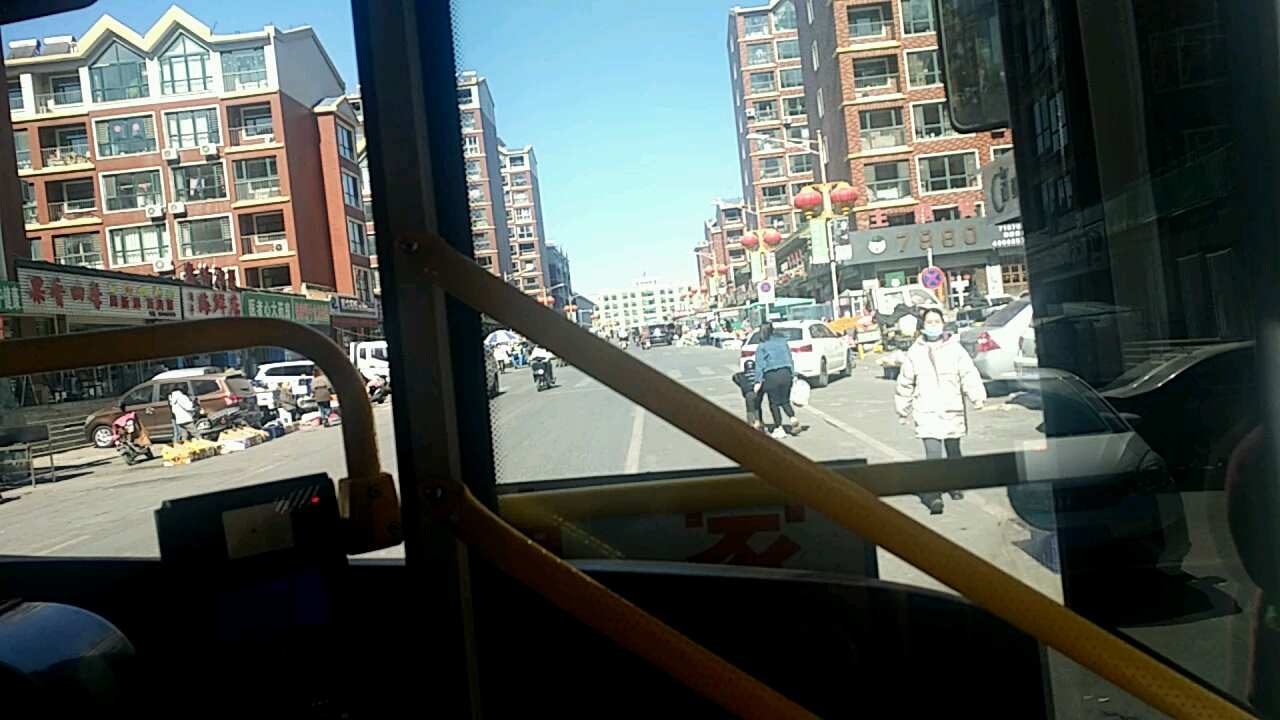 凌海公交车8路上健康一条街广一视角