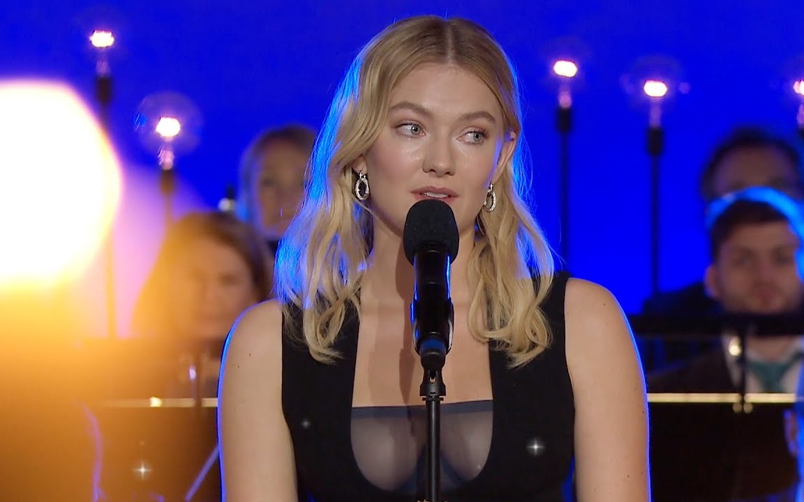 [图]【Astrid S】「Når Snøen Smelter (fra Tre nøtter til Askepott)」NRK TV最新现场with KORK