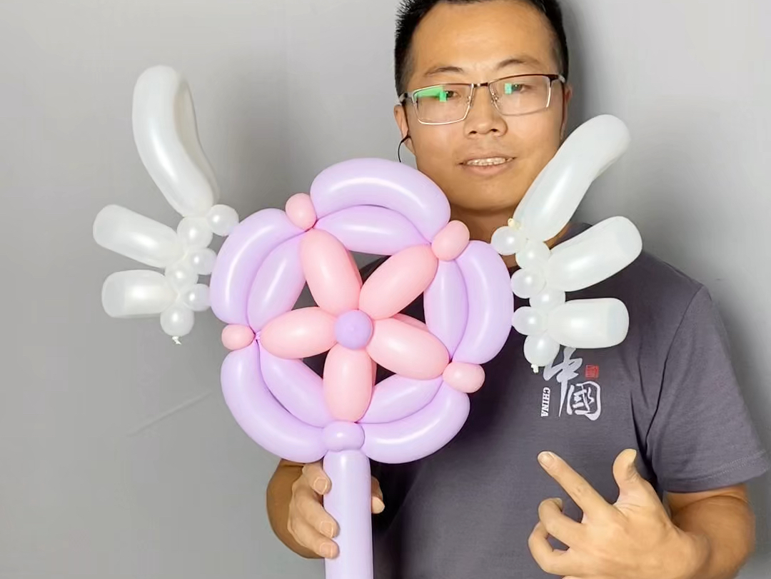 用气球做的魔法棒,看看像吗