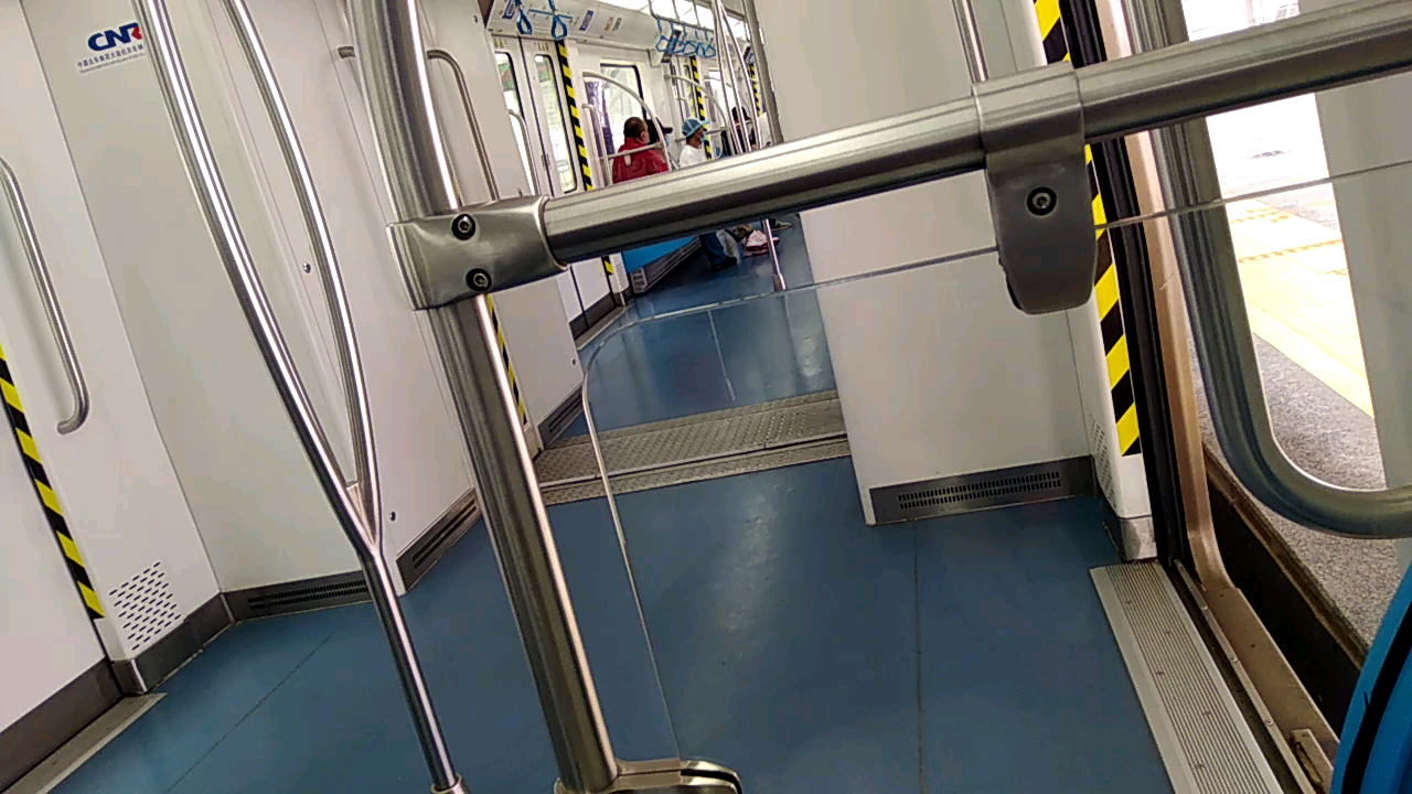 大连地铁12号线黄泥川站进站