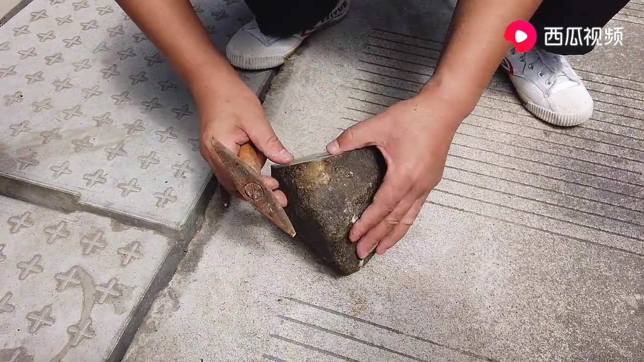 缅甸中刀记一6公斤的翡翠原石切割切石全过程满绿石头切开后变成