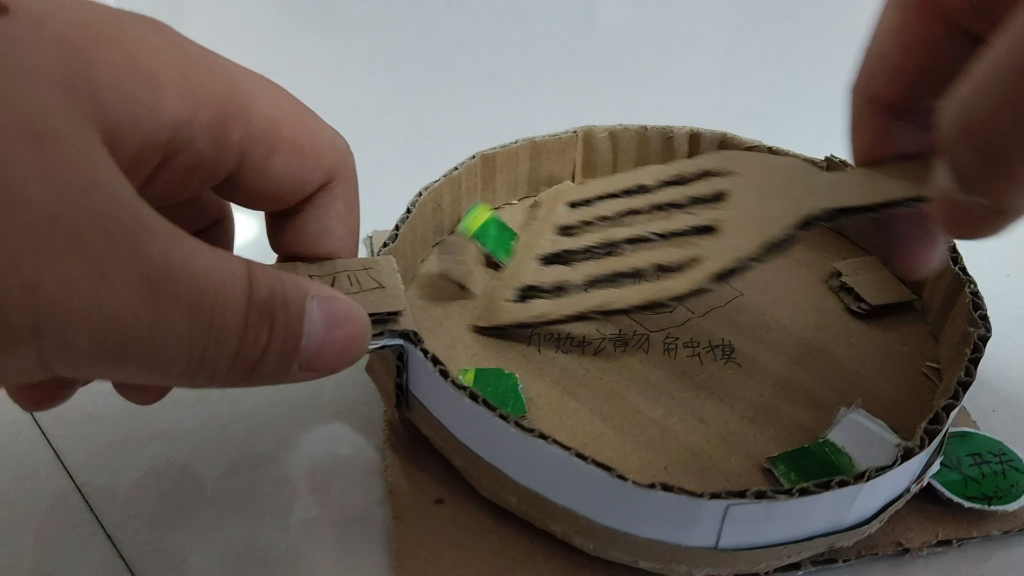 用纸本子做了一个平底锅,还做了个锅铲