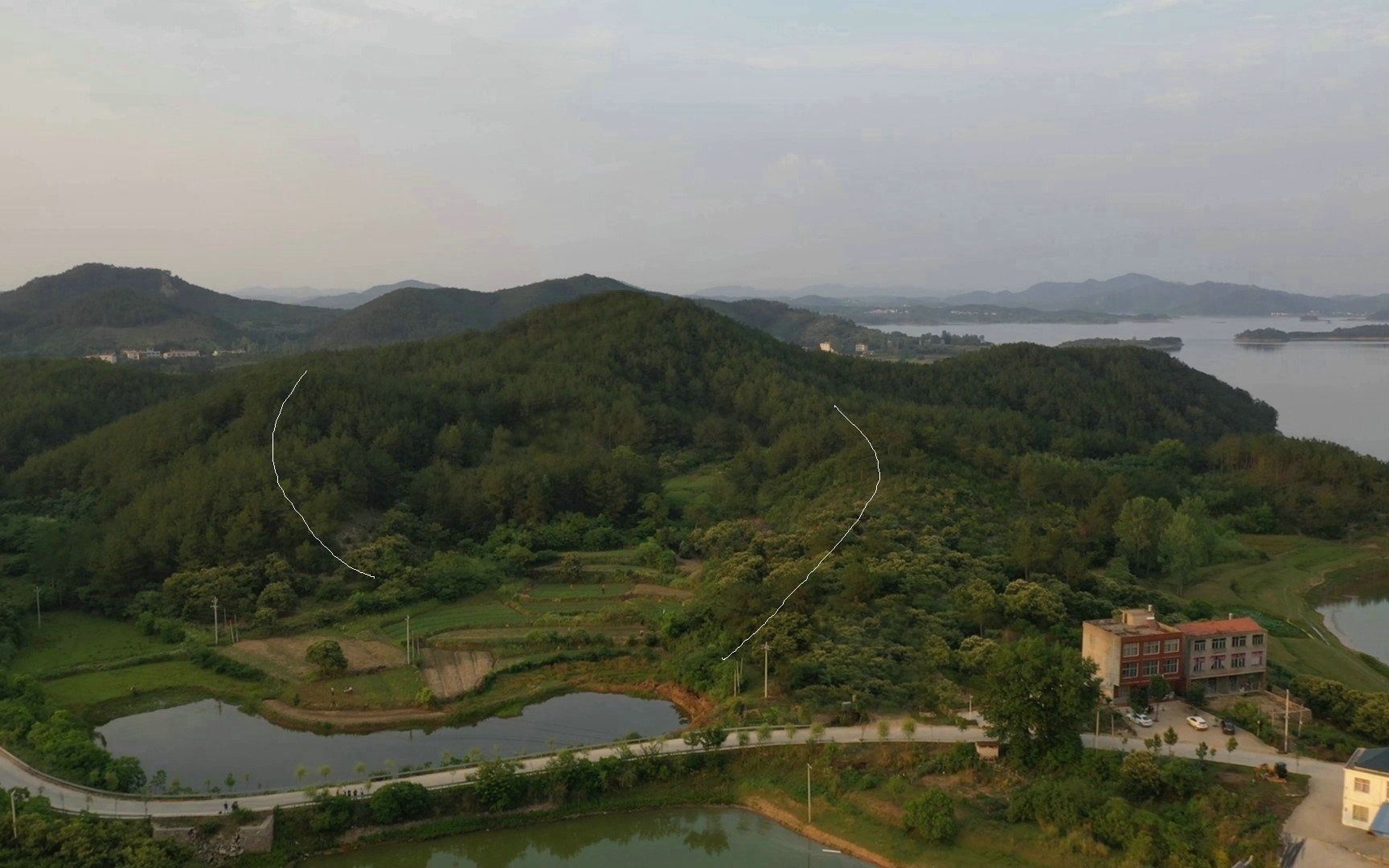 来山漂亮结窝形,前收大河右来小溪,好风水一起看