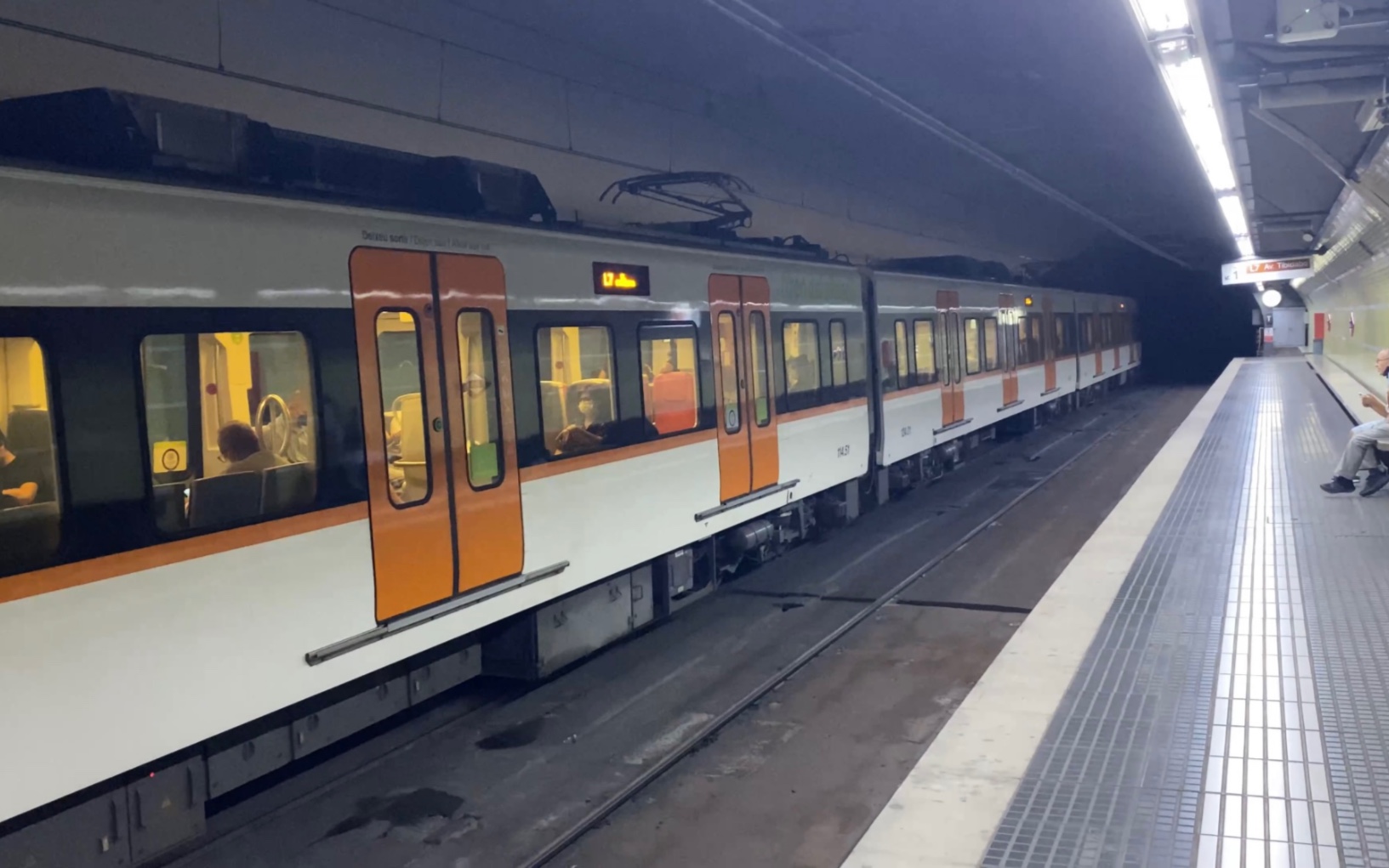 西班牙巴塞罗那加泰罗尼亚市域地铁l7线列车出pl.molina米尔广场车站