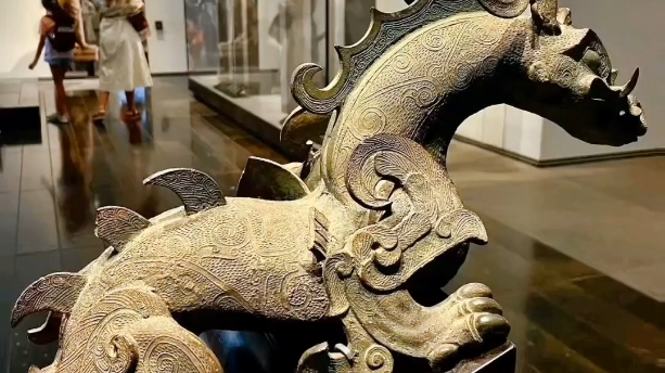 这尊青铜神龙是战国时期(约公元前475至221)的文物.流失在海外100多年