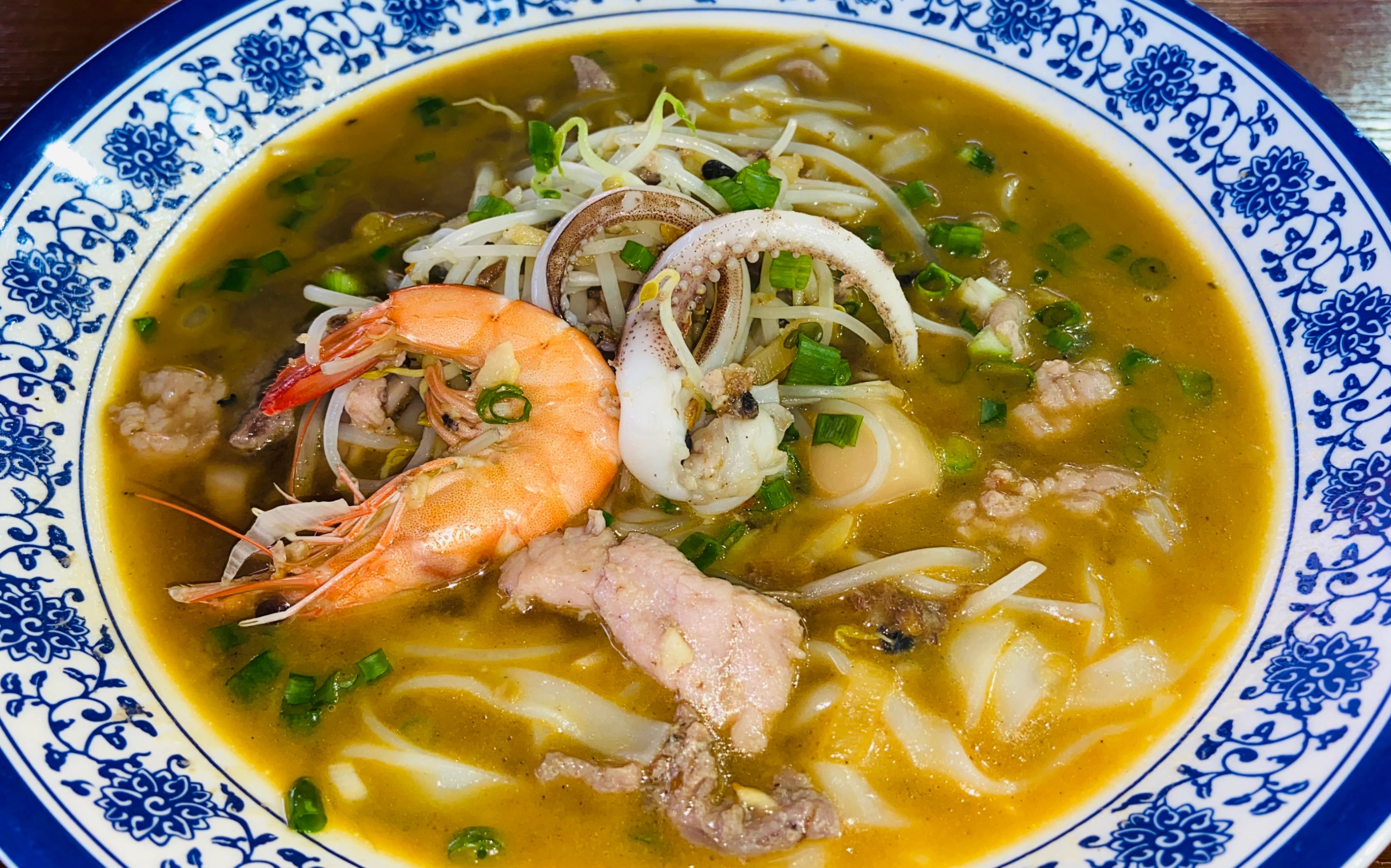 南宁一家老友粉小店,19.9元一碗,有大虾和鱿鱼,汤汁不能浪费