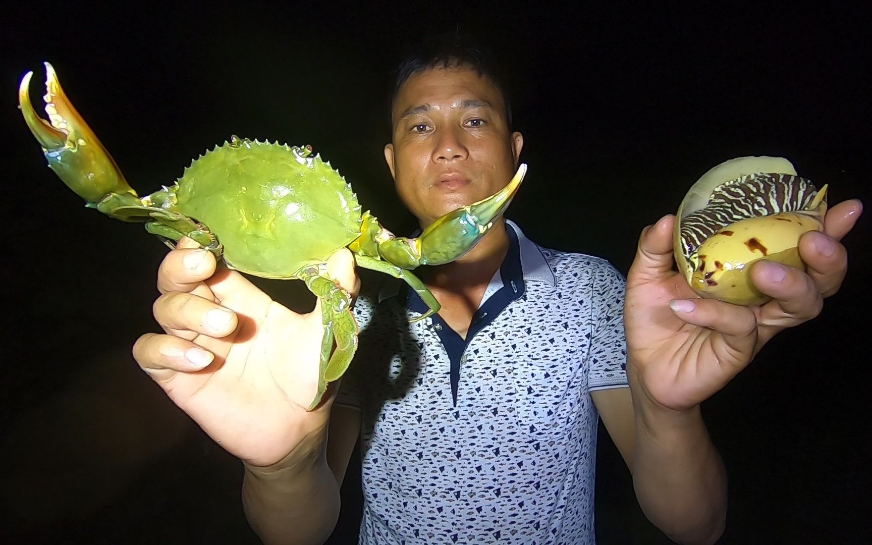 阿彬偷偷来无人岛赶海,趁周围没人发现,一个人独吞了"岛货"