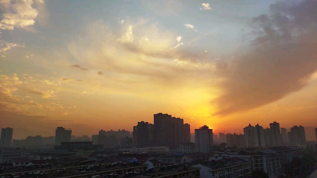 [图]“我忘掉你的所有 风里 雨里一直大步往前走”