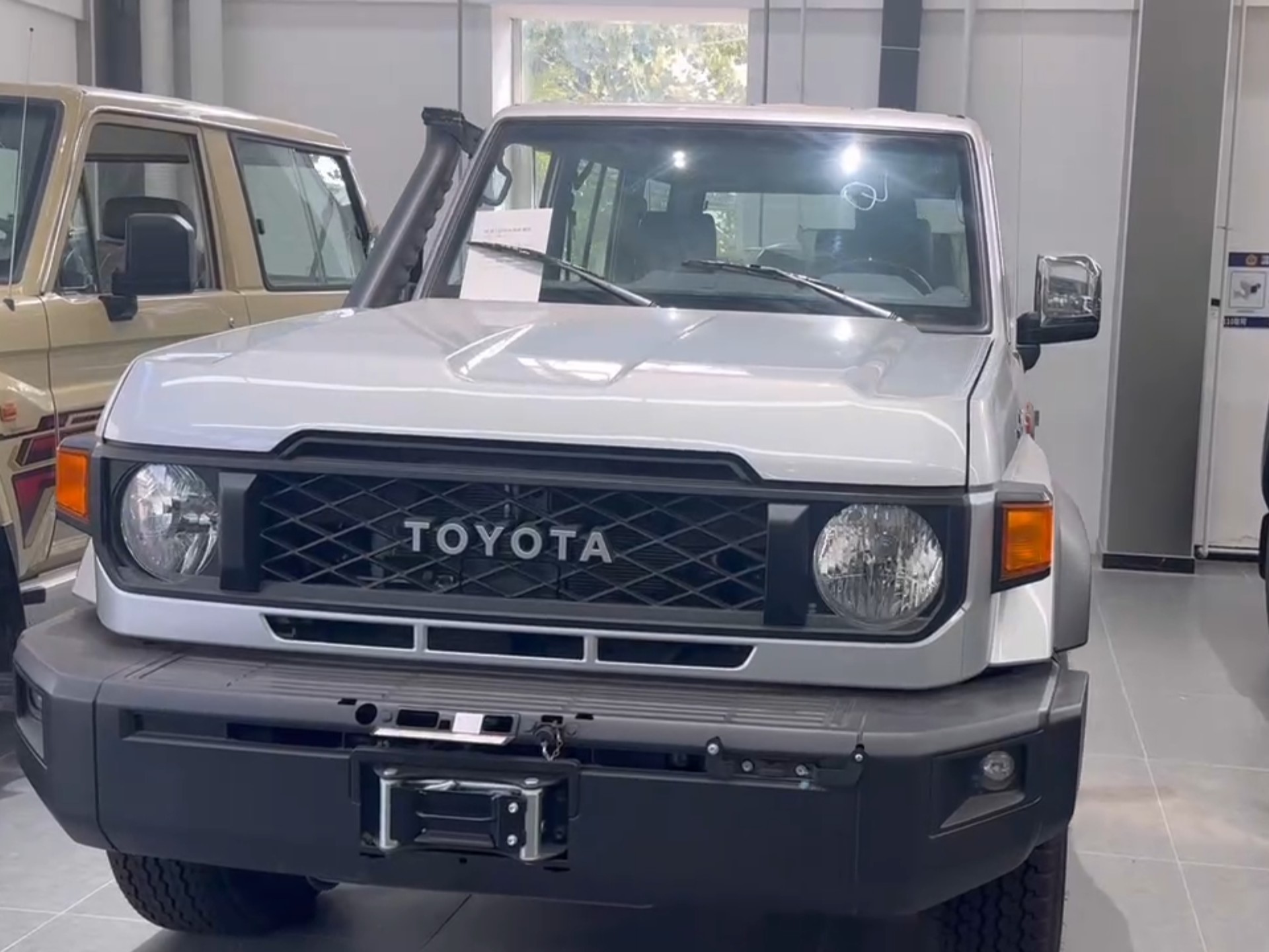 4.5t手动柴油的丰田酷路泽lc76八缸现车暴跌十几万,全国落户