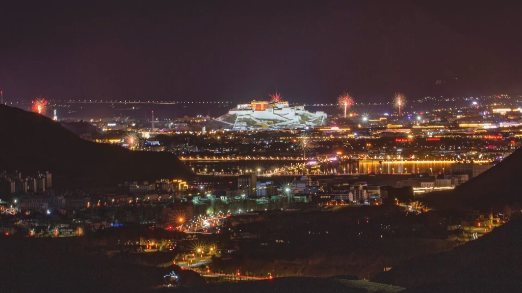 今年过年来拉萨看烟花吧!#西藏美景尽在眼前 #城市的夜晚 #西藏