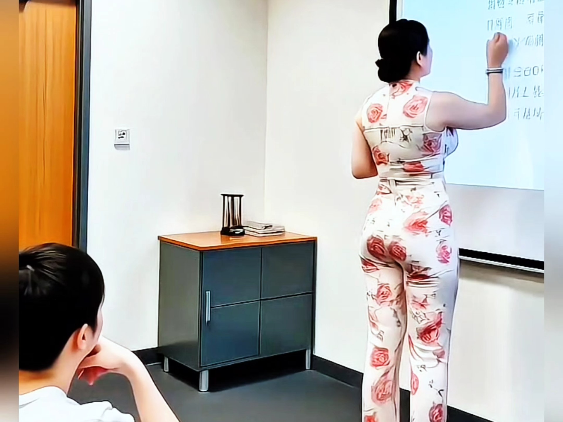 90后丰满性感的少妇