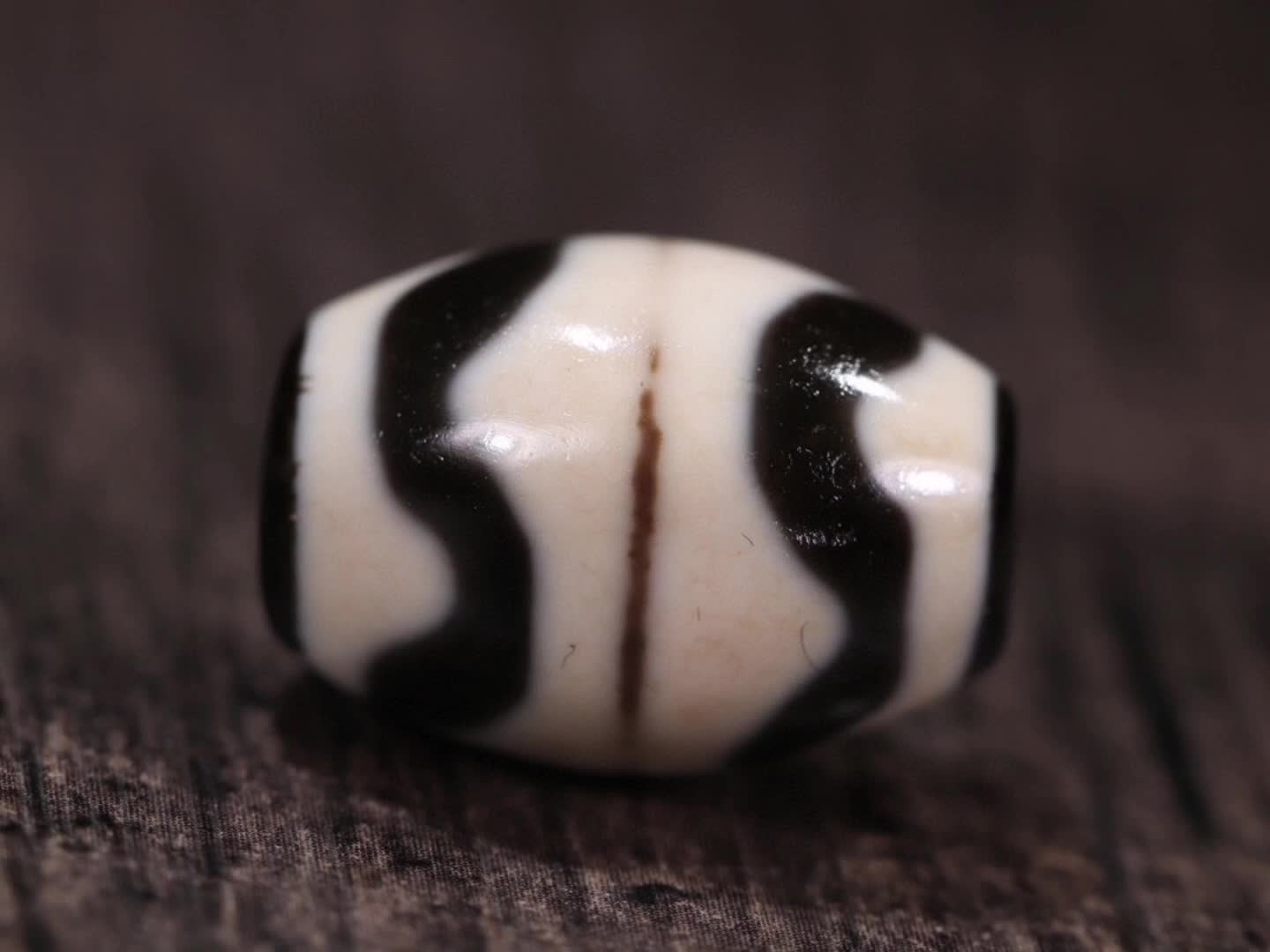 精品至纯双虎牙达洛天珠,珠型完美,质地细腻,肉质感强