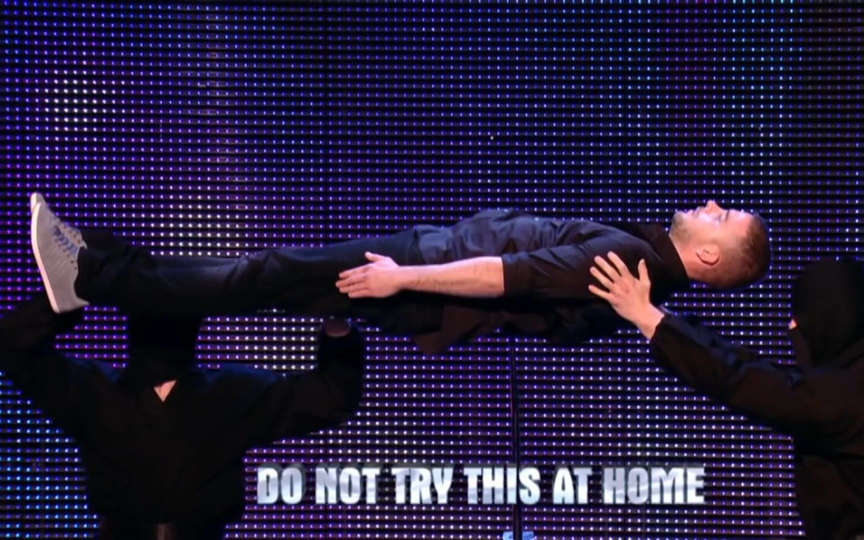 英国达人秀上帅气魔术师【james more】表演精彩魔术「利剑穿腹」!