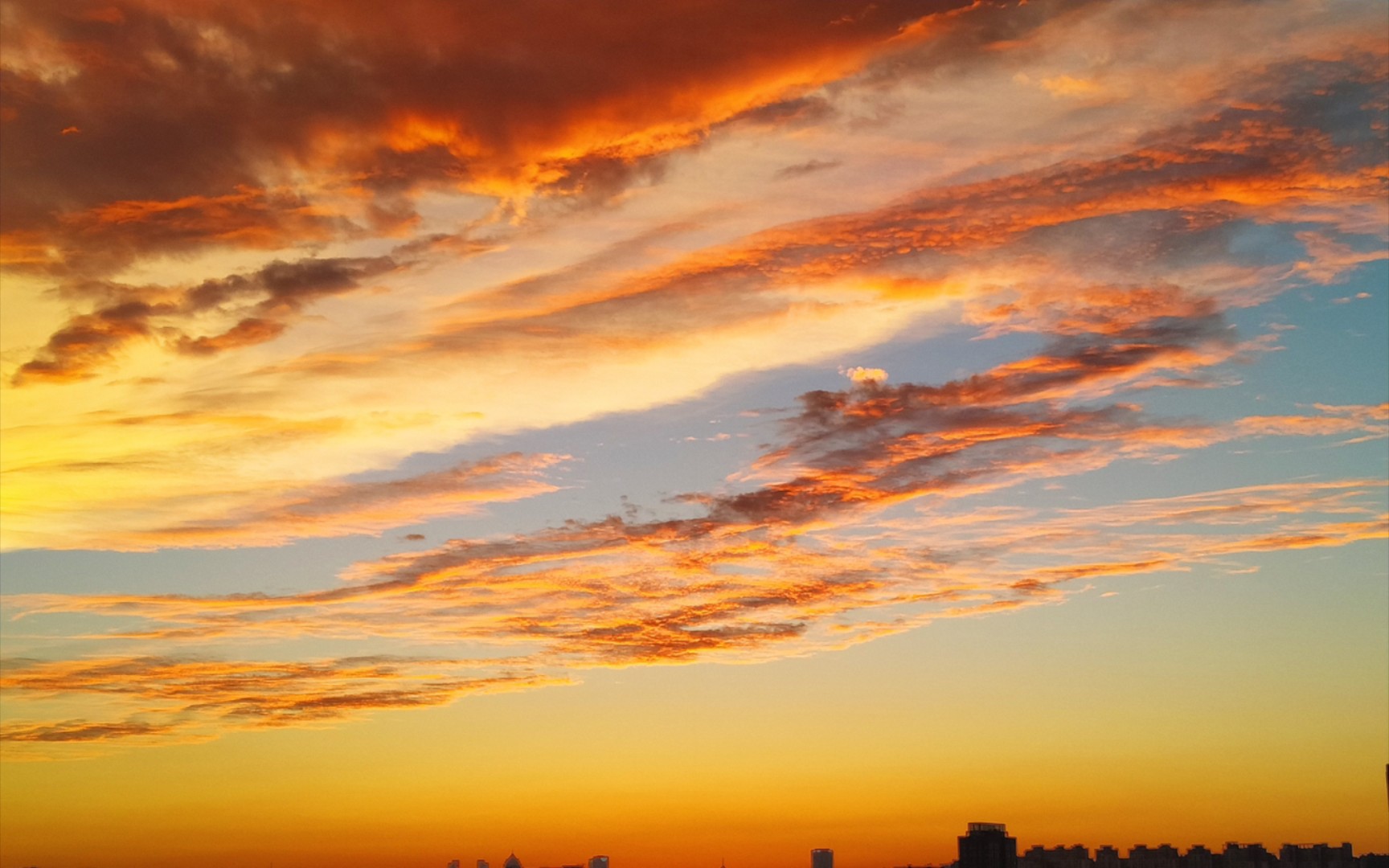 夕阳中的云和光线,真的很美.(竖版)