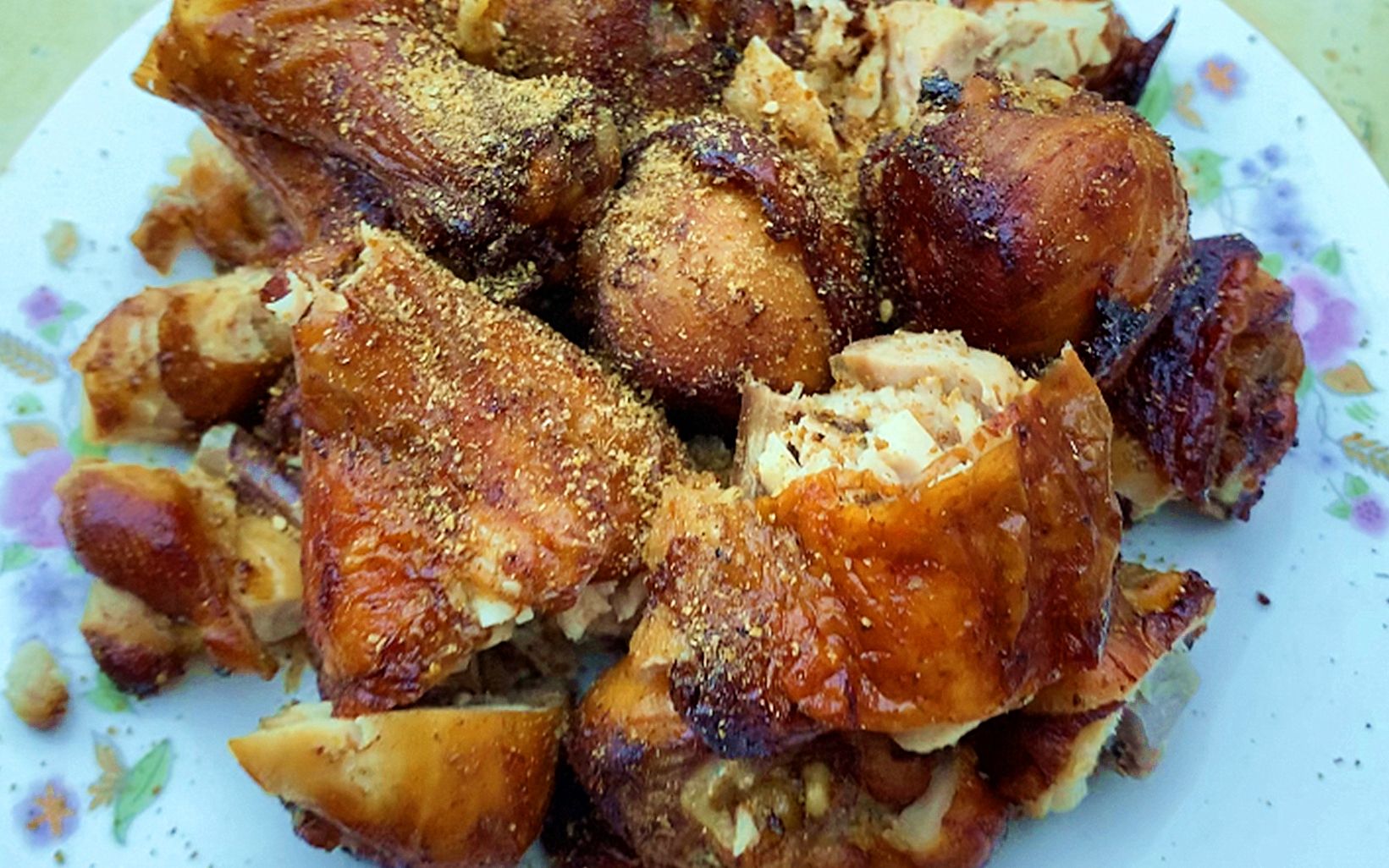 国勇焊完晾衣架,亲自动手烤了盘香喷喷的鸡腿犒劳一下自己