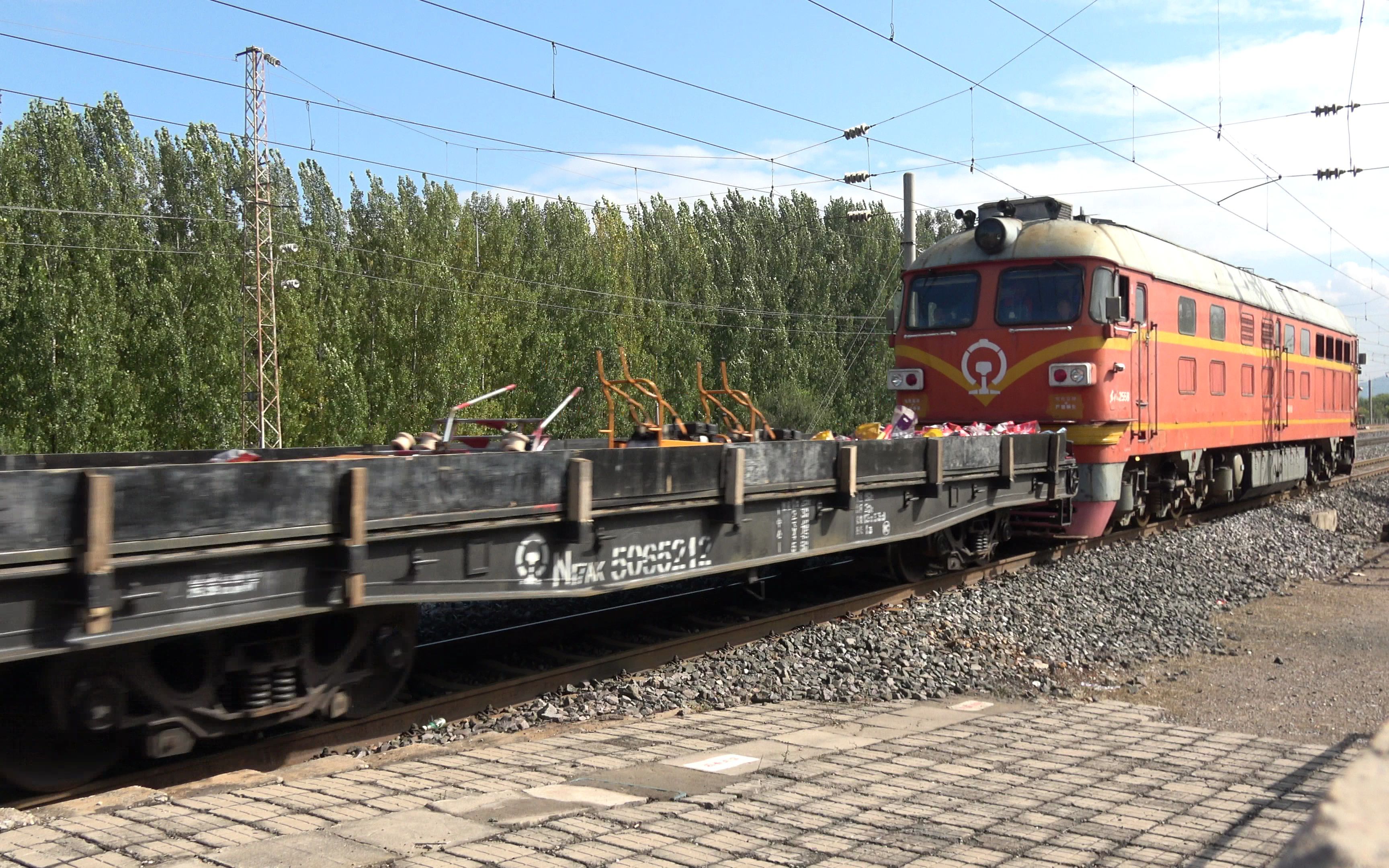 大秦铁路主力电力机车之三和谐电2可惜被双橘推挽抢镜