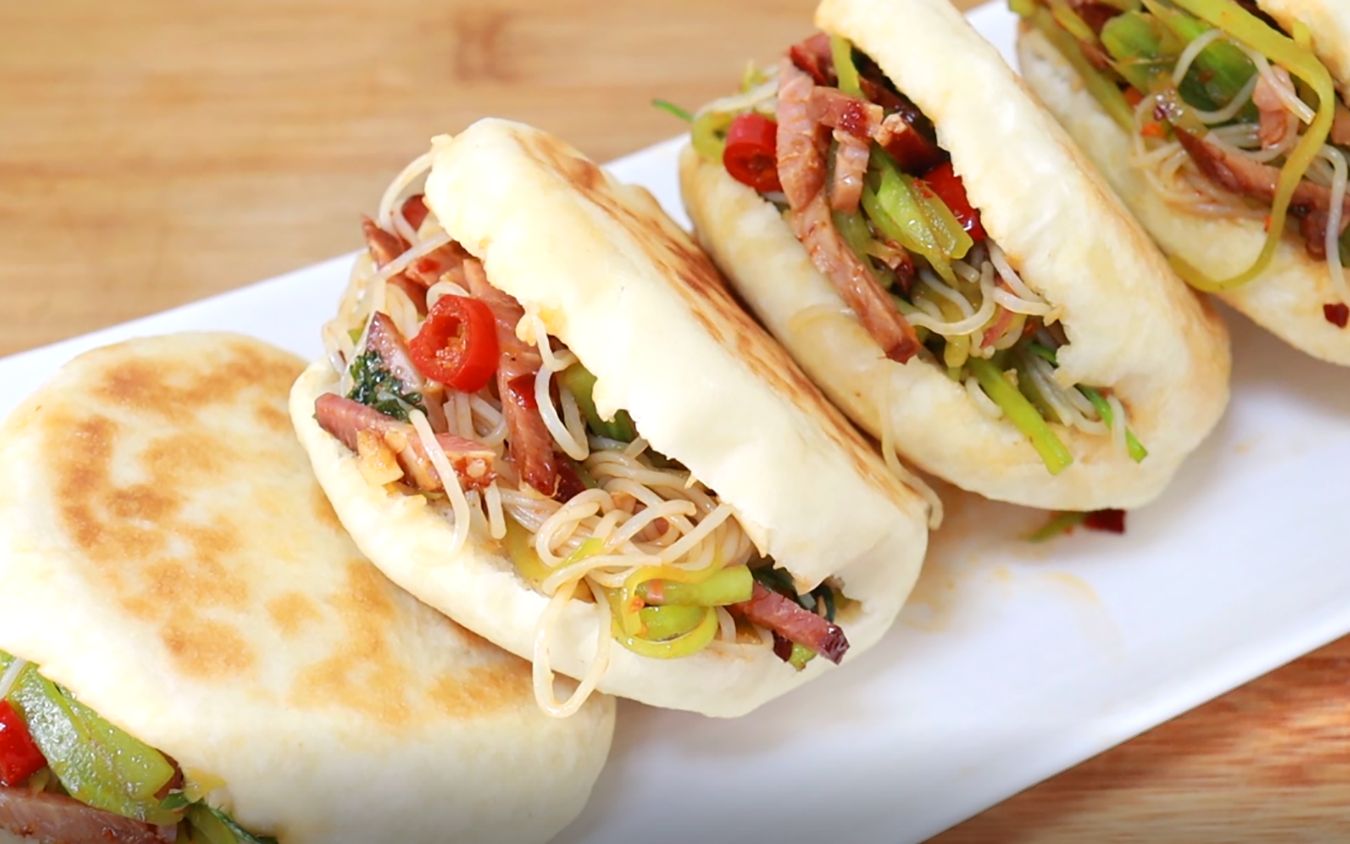 四川名菜"腊肉咔饼",春节踏青必备,有菜有肉,搞定一家人午餐