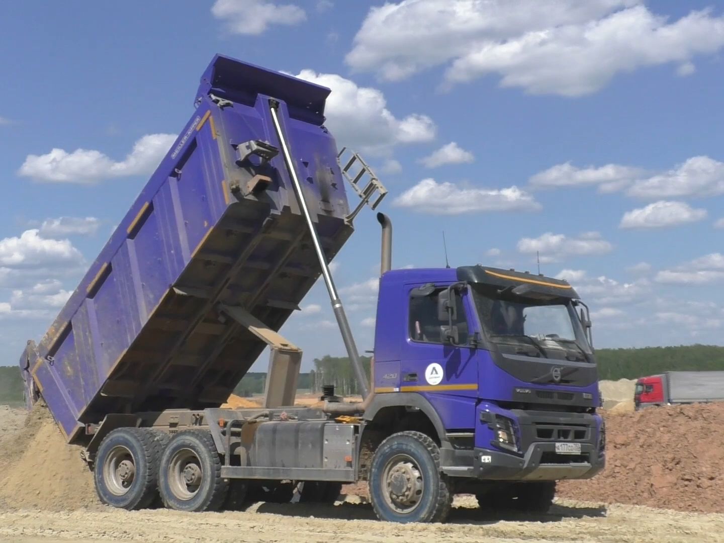 沃尔沃fmx 6x6轮重型自卸卡车在俄罗斯工地工作
