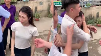 Скачать видео: 越南女孩不舍中国小伙回国，分别时直接哭红眼眶，小伙举动太暖心