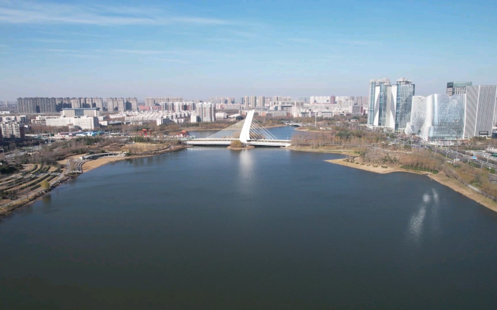 郑州龙子湖风景如画,清澈的湖水周围高楼林立