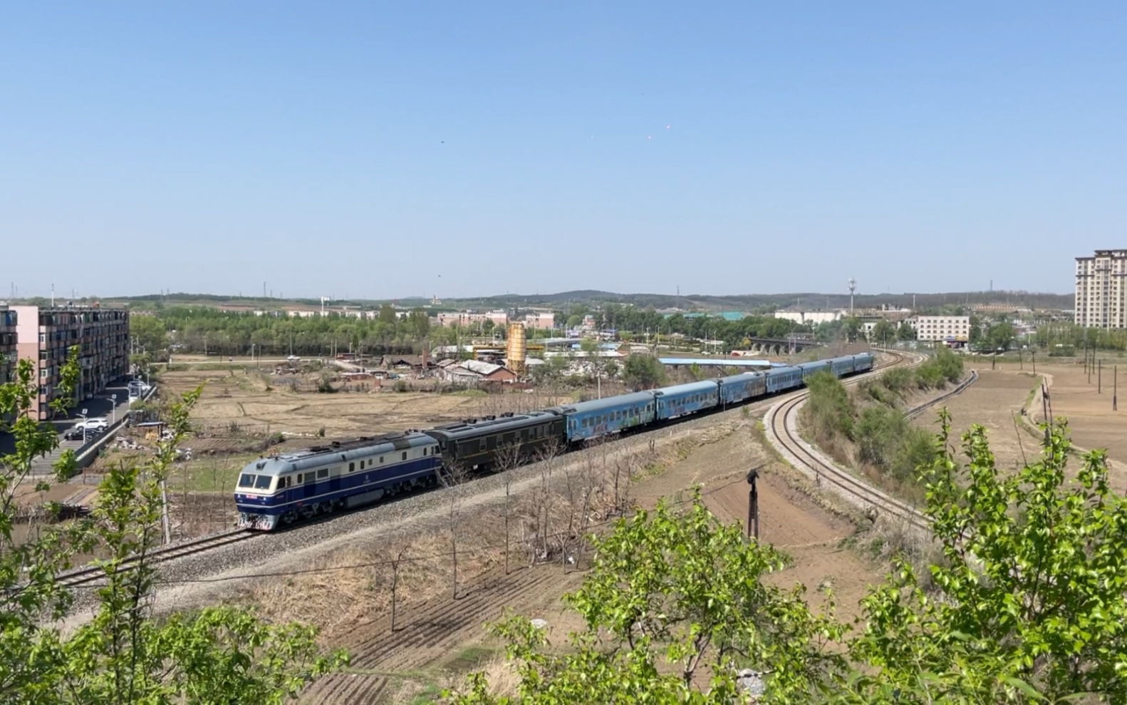 沈局梅段df110023牵引沈阳-梅河口的y535次梅河旅游号旅游列车离开