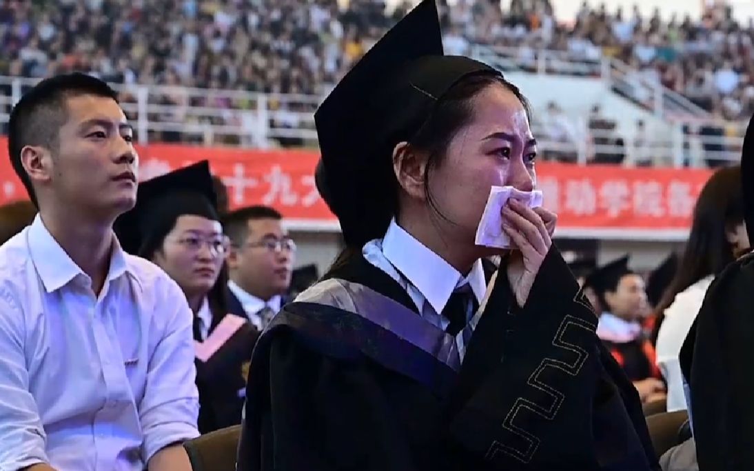 [图]同学们演唱黄家驹这首《海阔天空》，引发集体大合唱，不少同学哭泪奔！