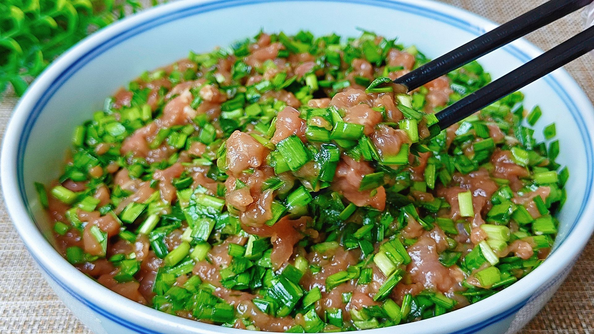 饺子馅好吃有窍门,学会这样调馅,鲜嫩多汁,比饺子馆的还要好吃