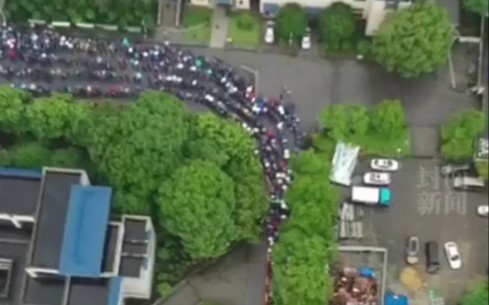 长沙明阳山下上万市民雨中送别袁隆平哔哩哔哩bilibili