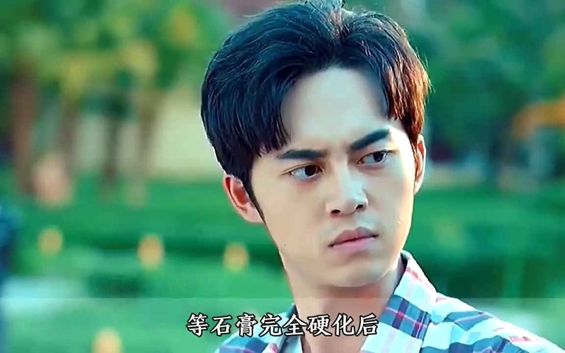 男人将活人涂上石膏,做成雕塑放到公园哔哩哔哩bilibili