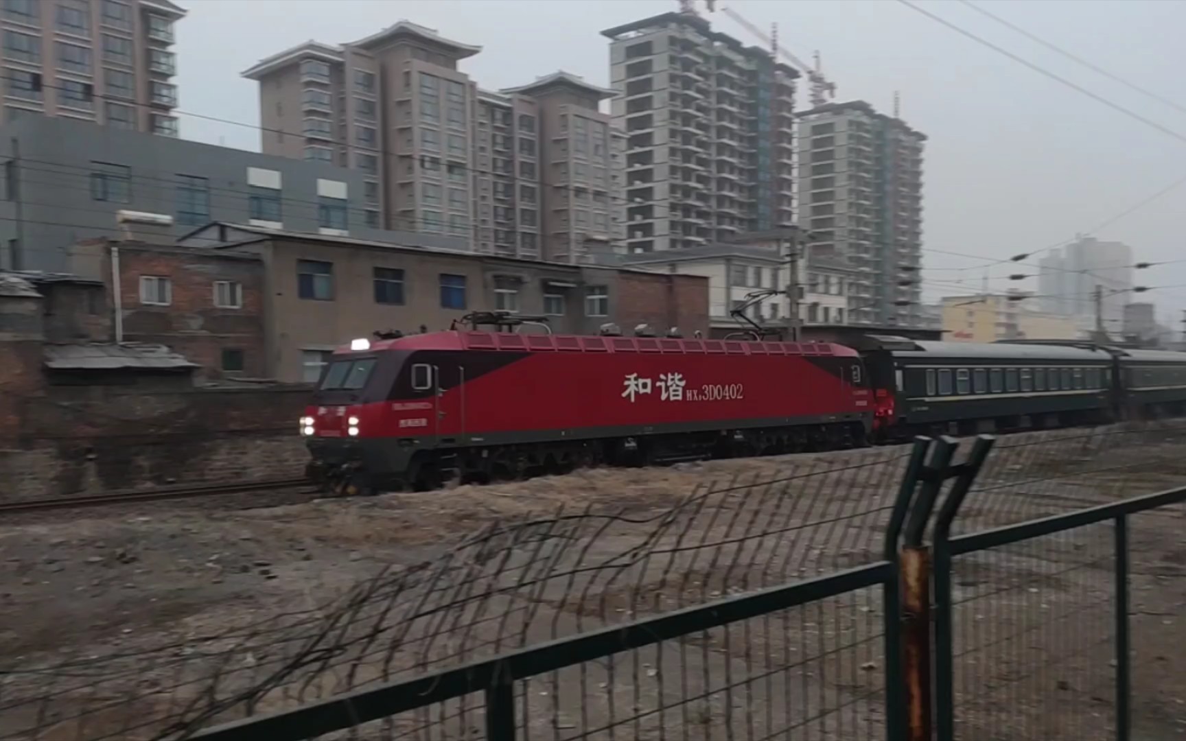 5g火车头hxd3d0405牵引k2667下行通过新安县日常拍车