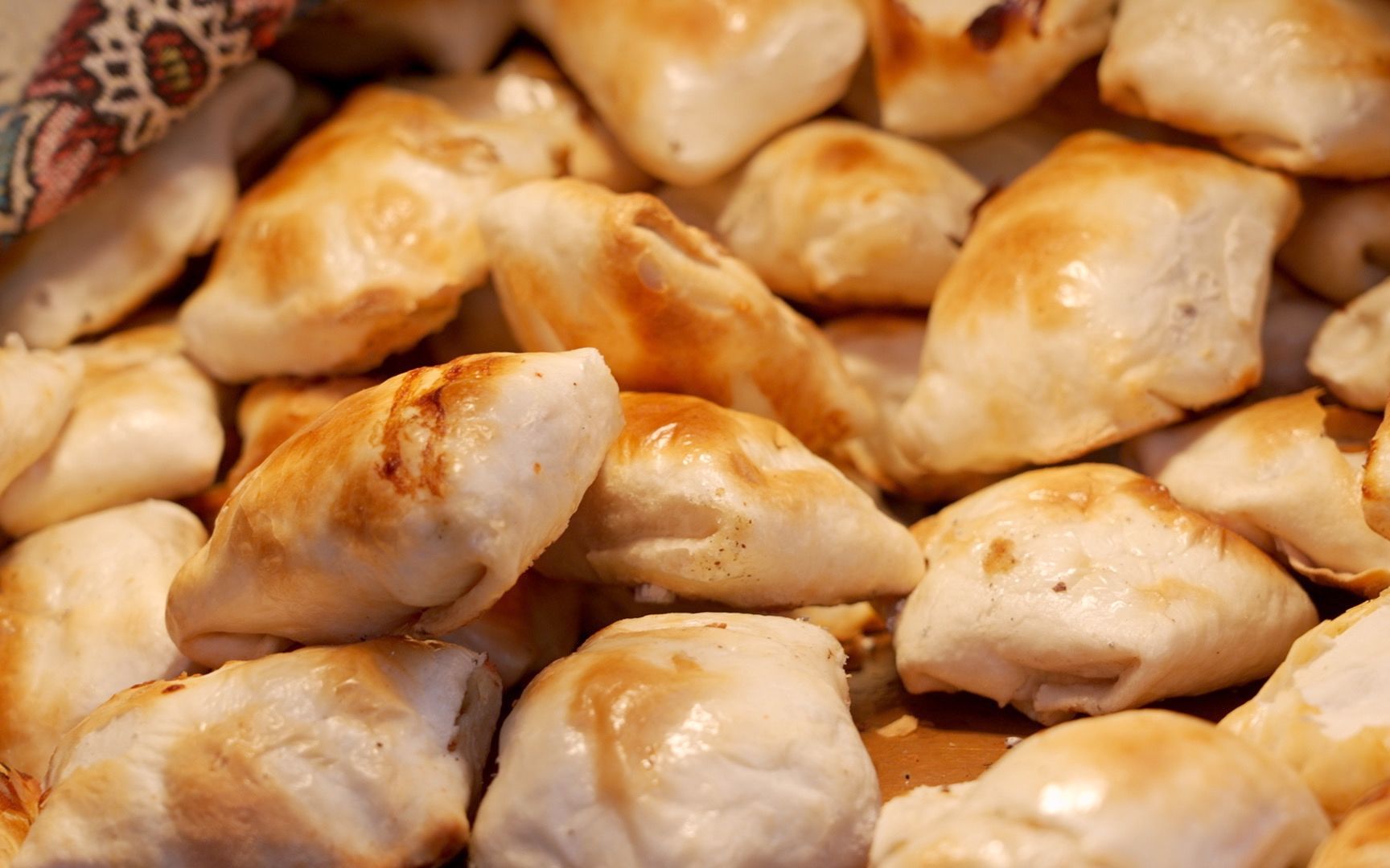 喀什美食辣子西红柿烤包子2块/个配上5块/份的凉粉,郭北鼻解锁了新吃