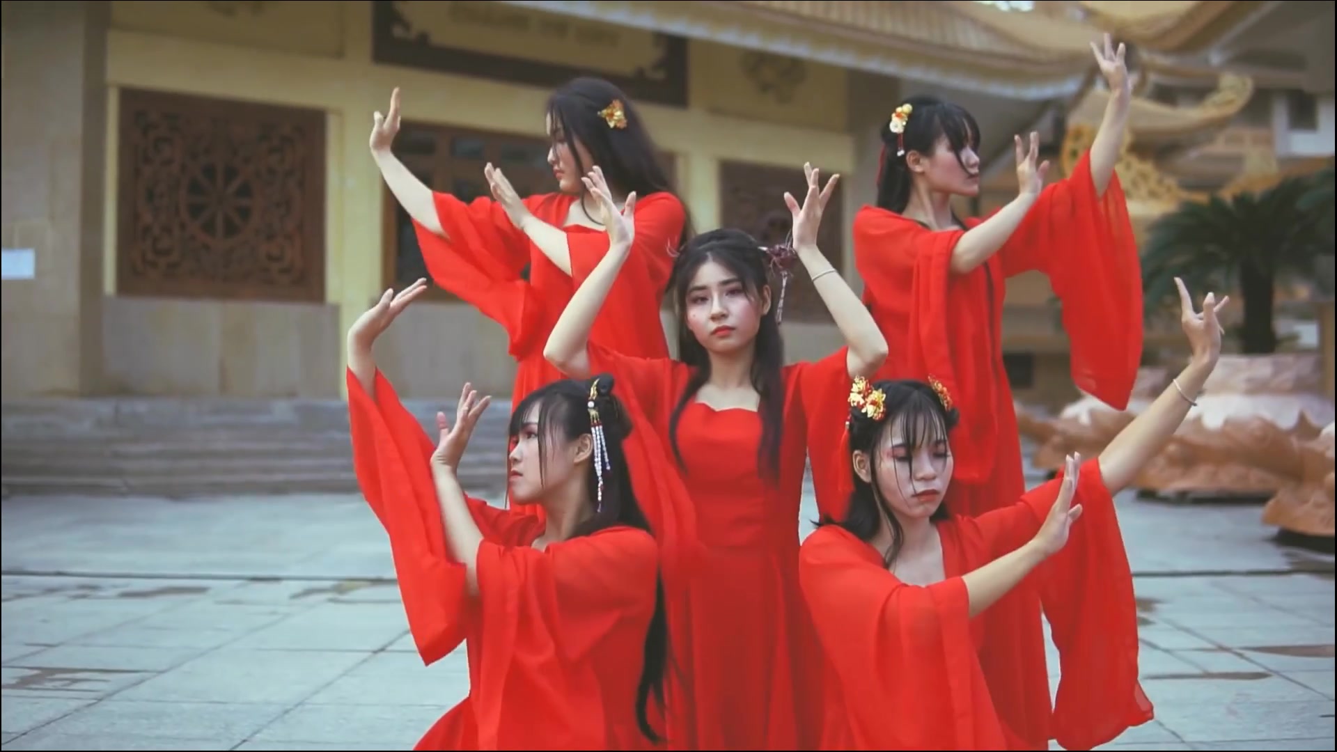 兰陵王妃主题曲《彼岸》火到越南,越南汉服小姐姐们的舞蹈,大家觉得