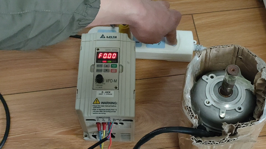 台达变频器外接电位器给定频率!