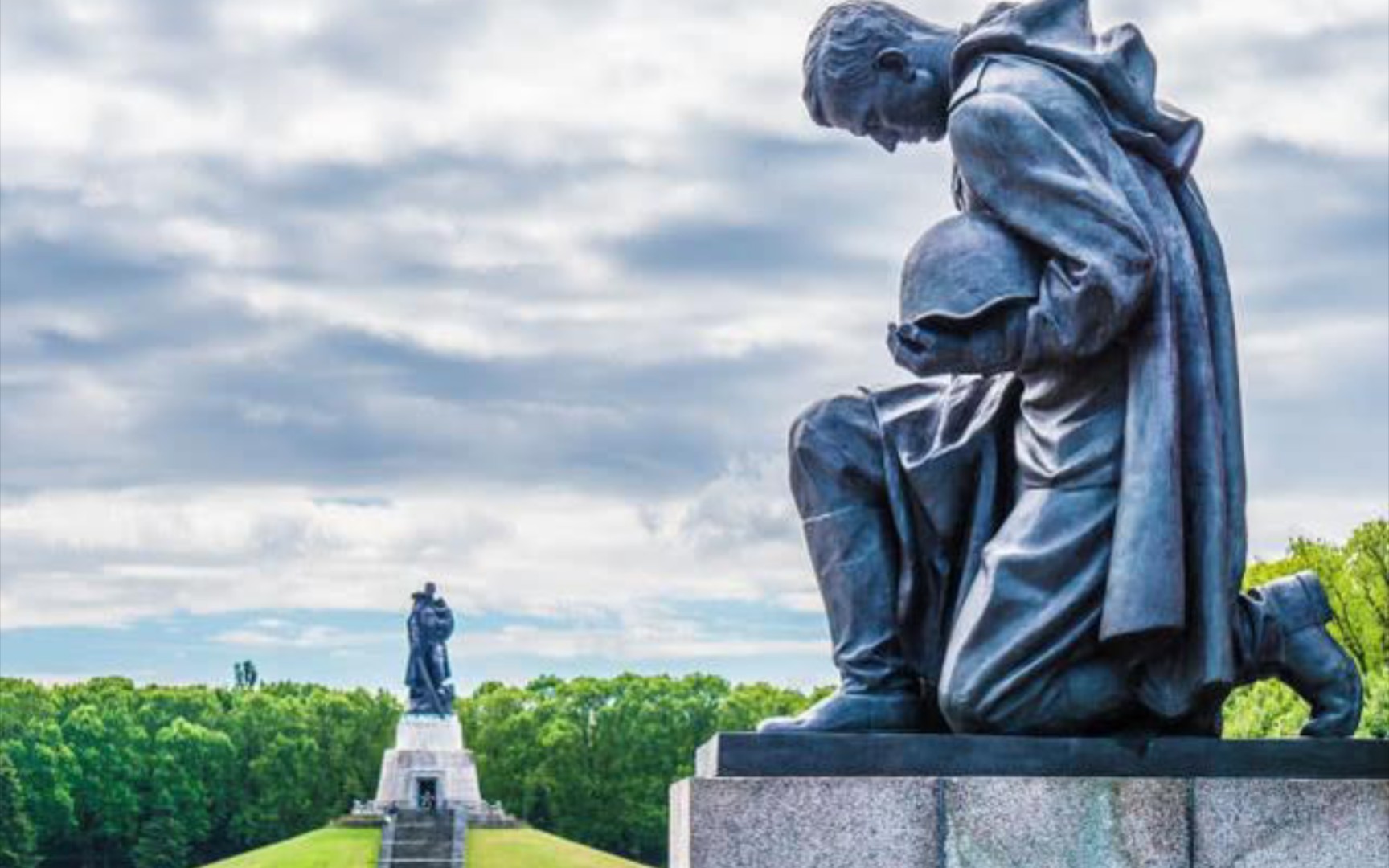 德国柏林特雷普托公园苏联士兵纪念碑遭到纳粹分子破坏者的亵渎