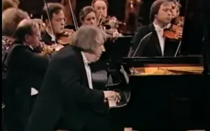 Descargar video: 【索科洛夫】拉赫玛尼诺夫第二钢琴协奏曲 Grigory Sokolov Rachmaninoff Piano Concerto No.2 Op.18