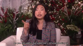 Tải video: TheEllenShow#“金球奖”首位亚裔影后奥卡菲娜Awkwafina's Grandma Walked Out During Her Movie