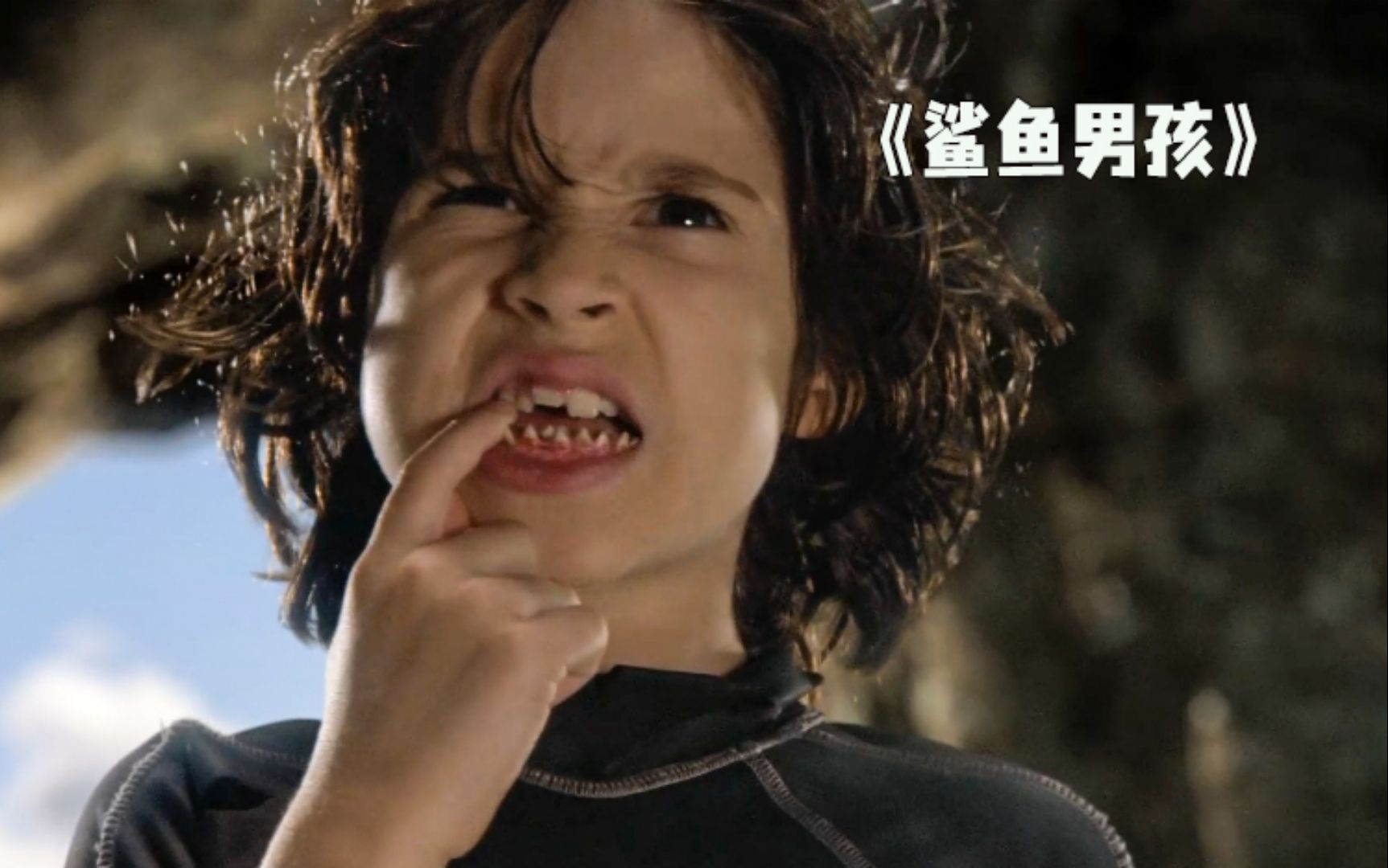 男孩在鲨鱼身边长大,结果身体逐渐同化有了鲨鱼的特征