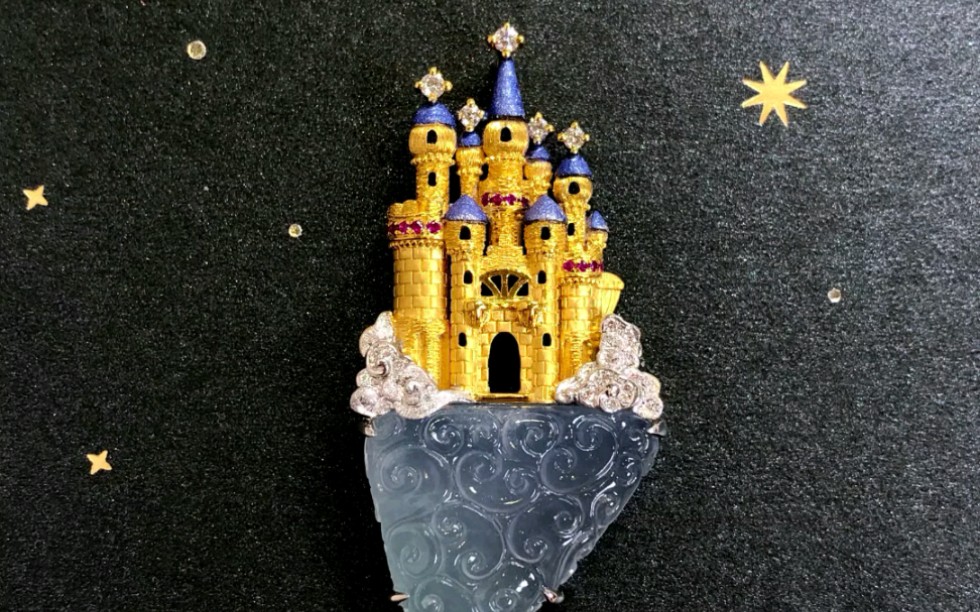 闪闪发光的黄金城堡,金色配冰种云纹翡翠,趣味十足,设计非常童趣,给你